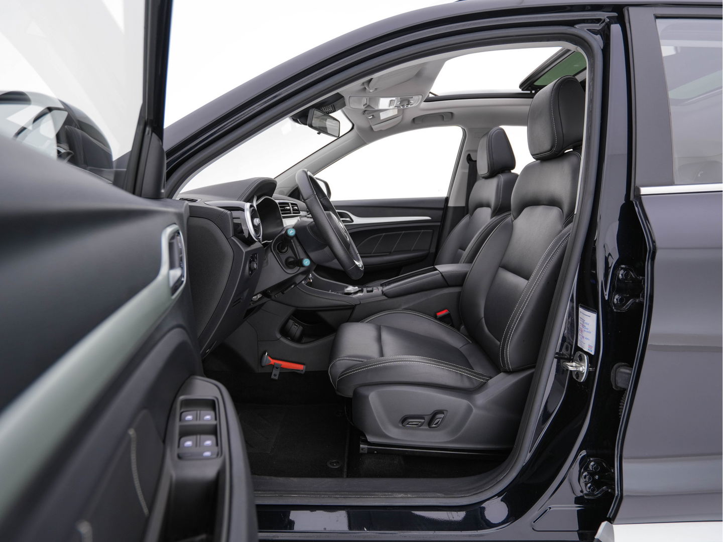 MG ZS EV Luxury 45 kWh {SOH-90 %} (INCL-BTW) Aut. *PANO | LUXURY-LEATHER | CCS-FASTLOADER | KEYLESS | NAVI-FULLMAP | ADAPTIVE-CRUISE | CAMERA | HEATED-SPORTSEATS | CARPLAY | BLINDSPOT | DAB | LANE-ASSIST | PRIVACY-GLASS | 17"