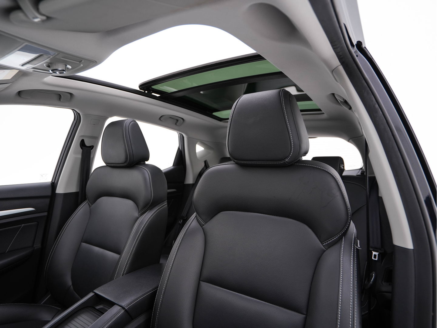 MG ZS EV Luxury 45 kWh {SOH-90 %} (INCL-BTW) Aut. *PANO | LUXURY-LEATHER | CCS-FASTLOADER | KEYLESS | NAVI-FULLMAP | ADAPTIVE-CRUISE | CAMERA | HEATED-SPORTSEATS | CARPLAY | BLINDSPOT | DAB | LANE-ASSIST | PRIVACY-GLASS | 17"