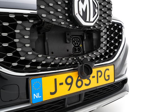 MG ZS EV Luxury 45 kWh {SOH-90 %} (INCL-BTW) Aut. *PANO | LUXURY-LEATHER | CCS-FASTLOADER | KEYLESS | NAVI-FULLMAP | ADAPTIVE-CRUISE | CAMERA | HEATED-SPORTSEATS | CARPLAY | BLINDSPOT | DAB | LANE-ASSIST | PRIVACY-GLASS | 17"