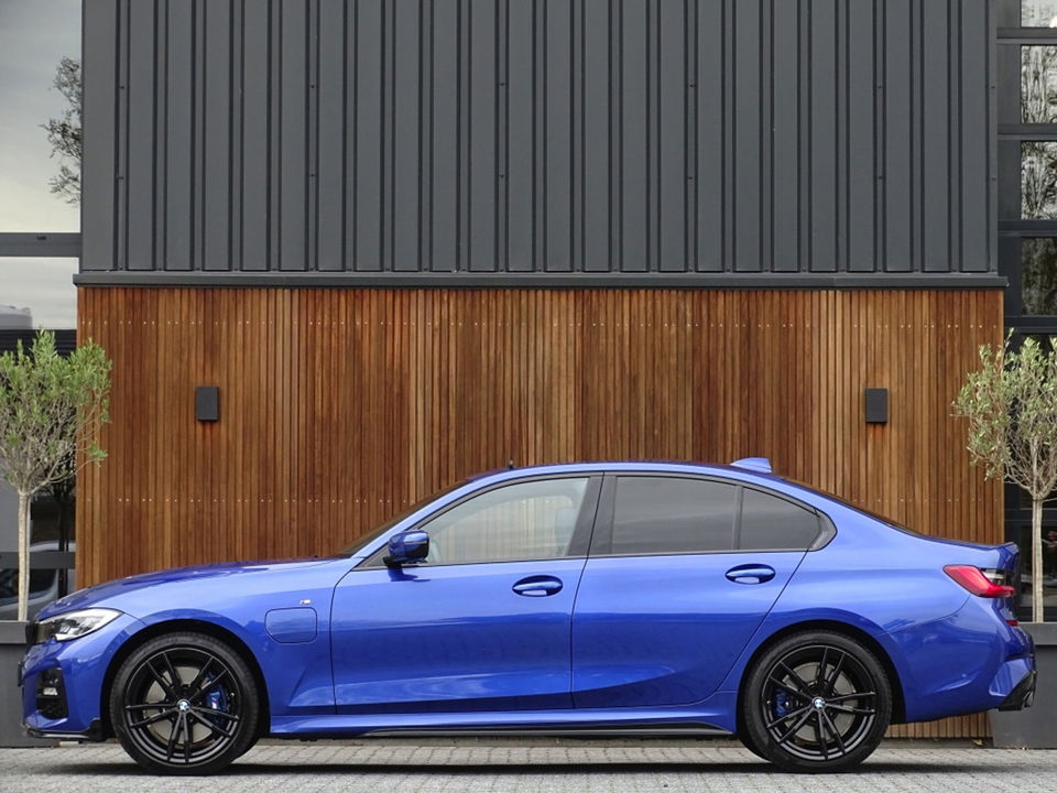 BMW 3-serie 330e 292PK M-sport Individual / Laser *NAP*