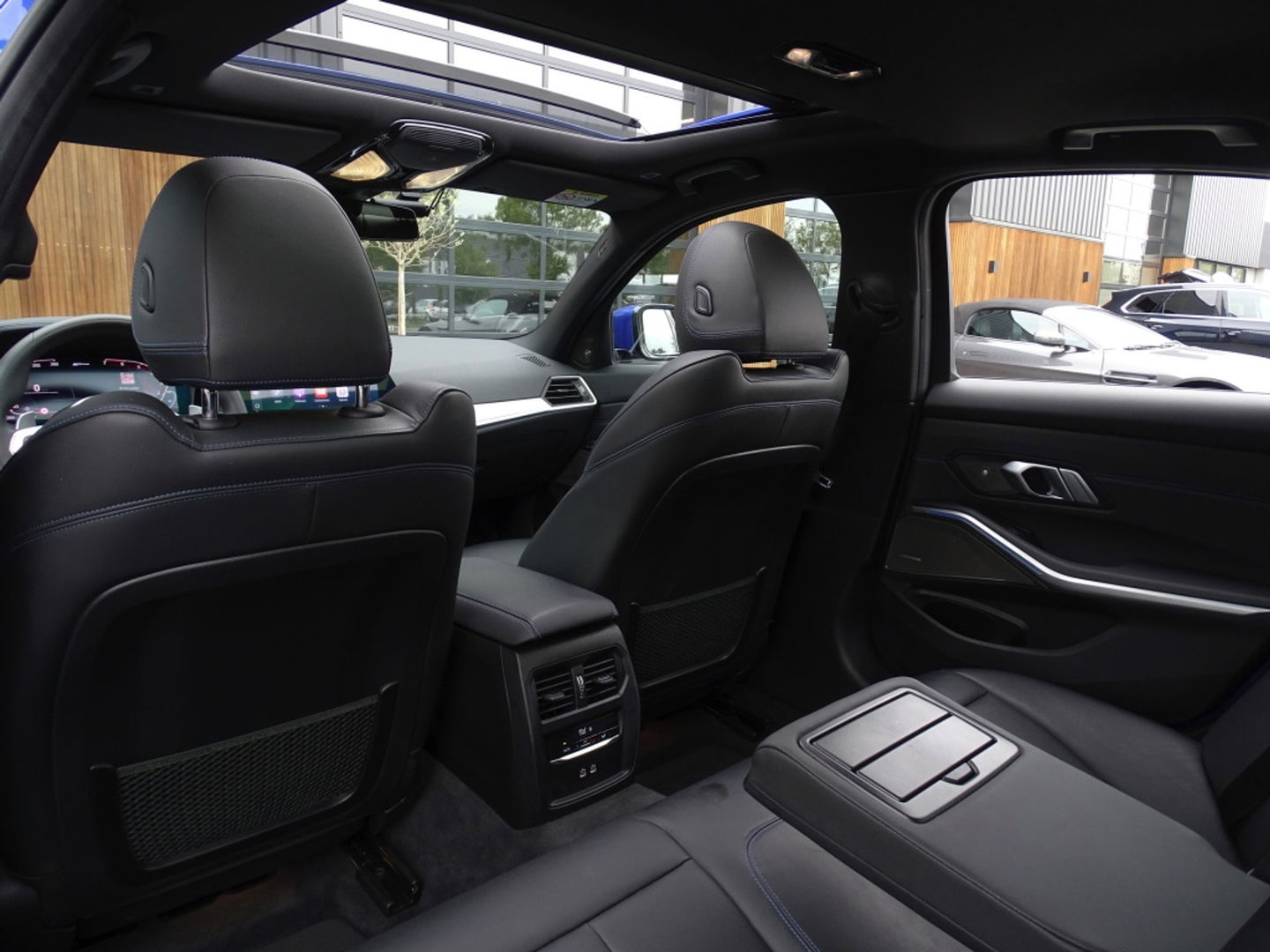 BMW 3-serie 330e 292PK M-sport Individual / Laser *NAP*