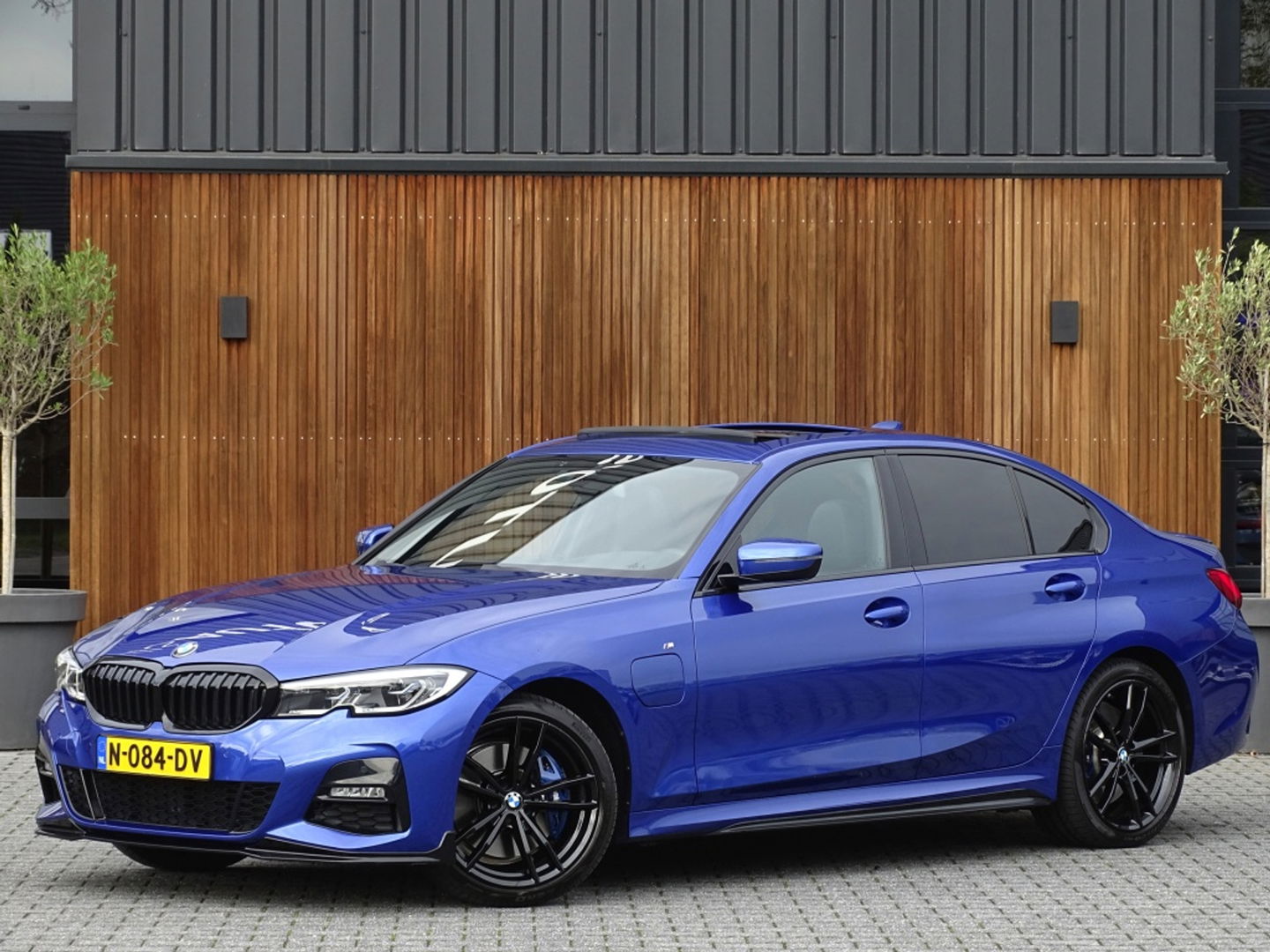 BMW 3-serie 330e 292PK M-sport Individual / Laser *NAP*