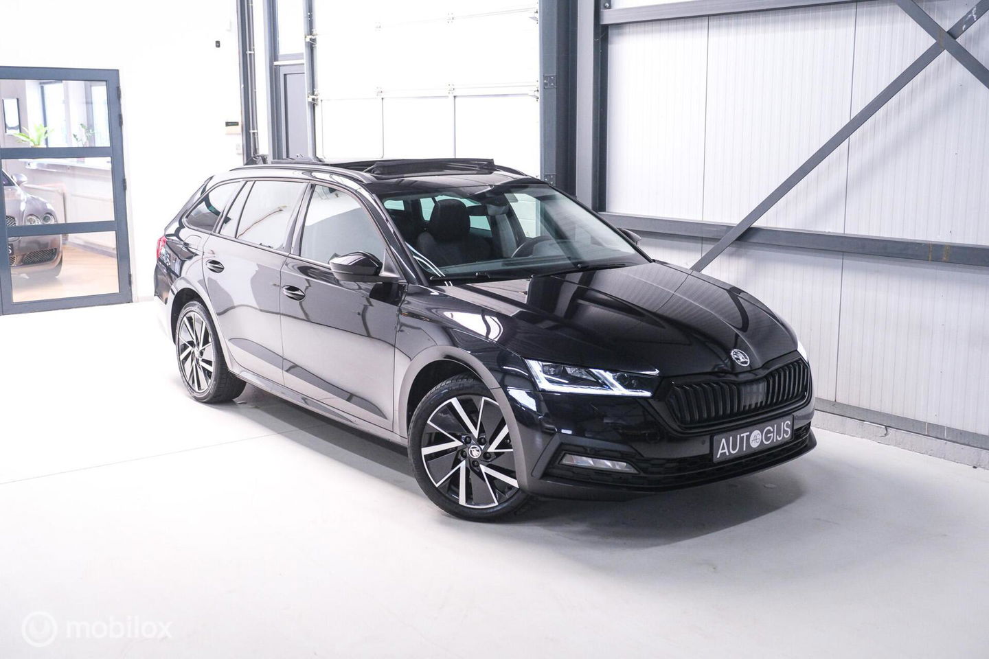 Škoda Octavia Combi 1.4 TSI iV PHEV Sportline Business | Panorama | VC | ambiance | Adaptive | Massage | Stoel + stuurwiel verwarming |