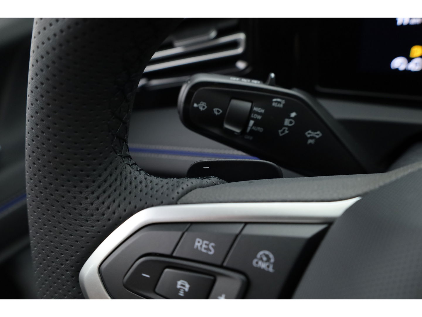Volkswagen Tiguan 1.5 eHybrid R-Line Black Style | Pano | Massage | Adapt. Cruise | IQ. Light | Camera | Keyless | CarPlay