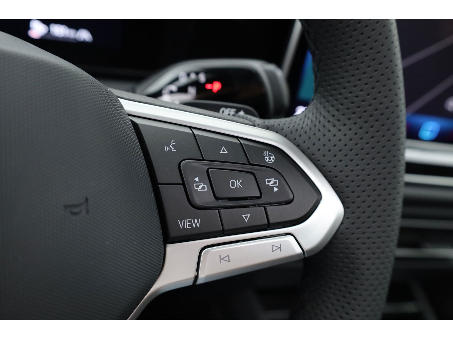 Volkswagen Tiguan 1.5 eHybrid R-Line Black Style | Pano | Massage | Adapt. Cruise | IQ. Light | Camera | Keyless | CarPlay