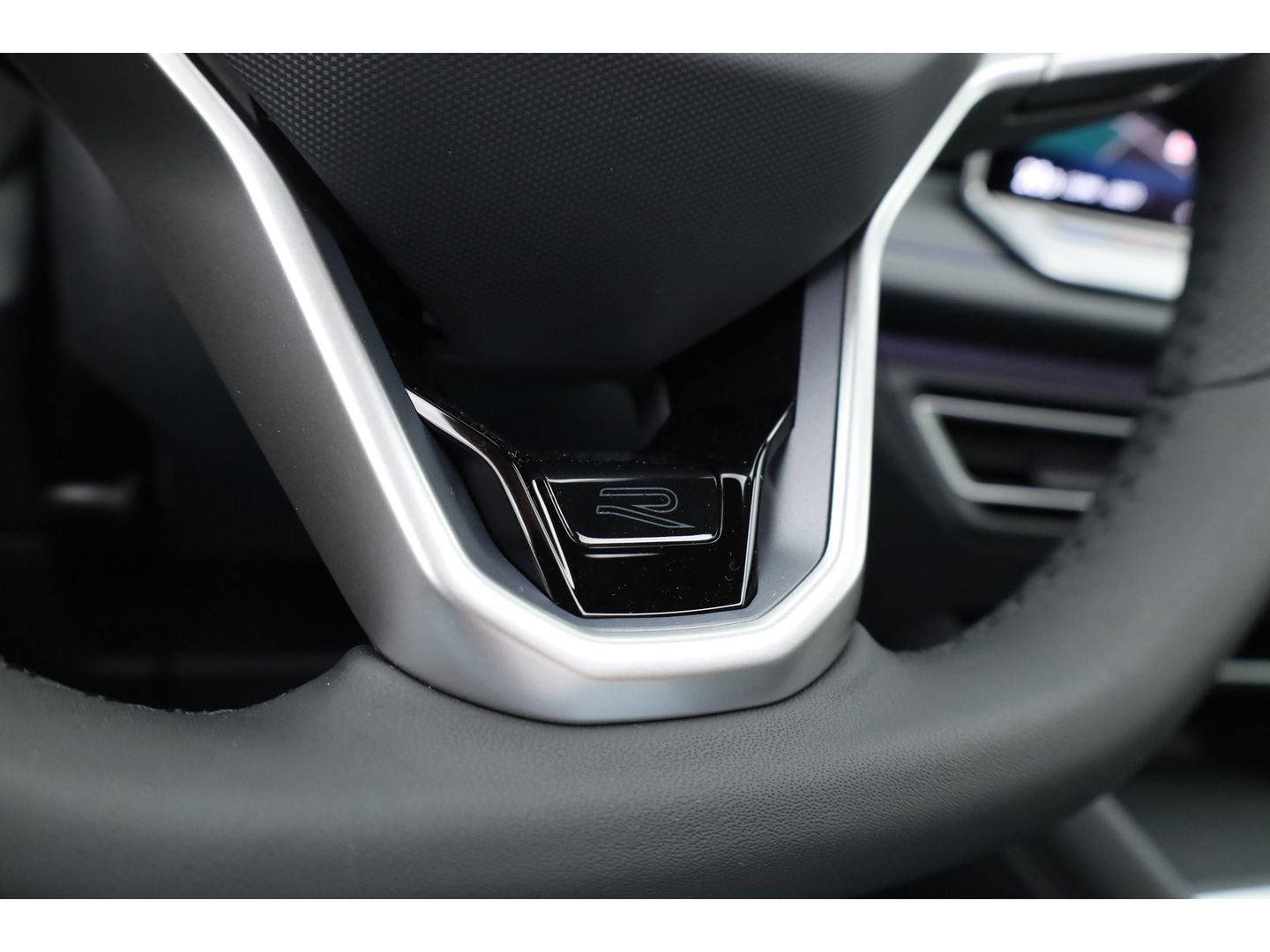 Volkswagen Tiguan 1.5 eHybrid R-Line Black Style | Pano | Massage | Adapt. Cruise | IQ. Light | Camera | Keyless | CarPlay