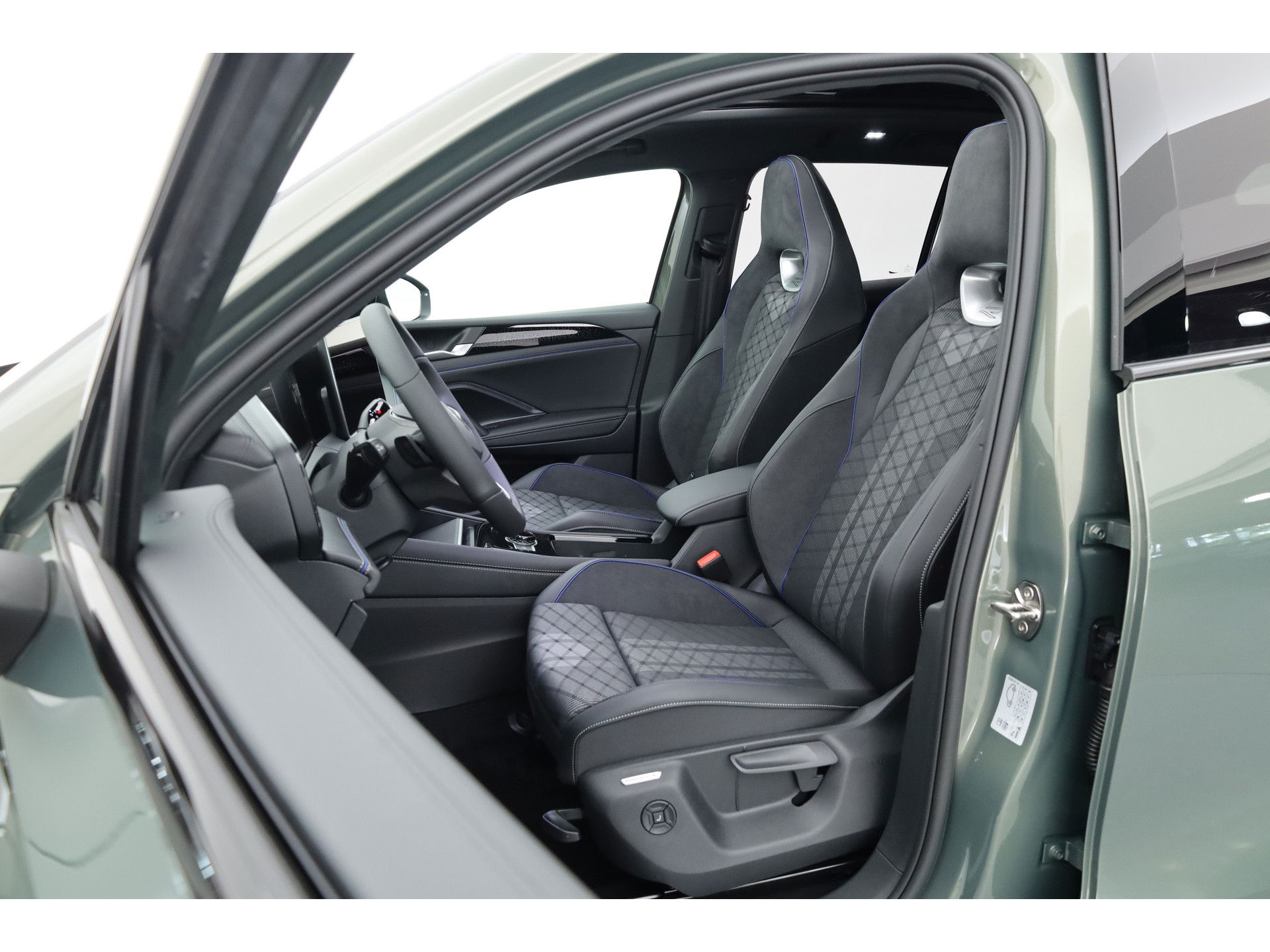 Volkswagen Tiguan 1.5 eHybrid R-Line Black Style | Pano | Massage | Adapt. Cruise | IQ. Light | Camera | Keyless | CarPlay