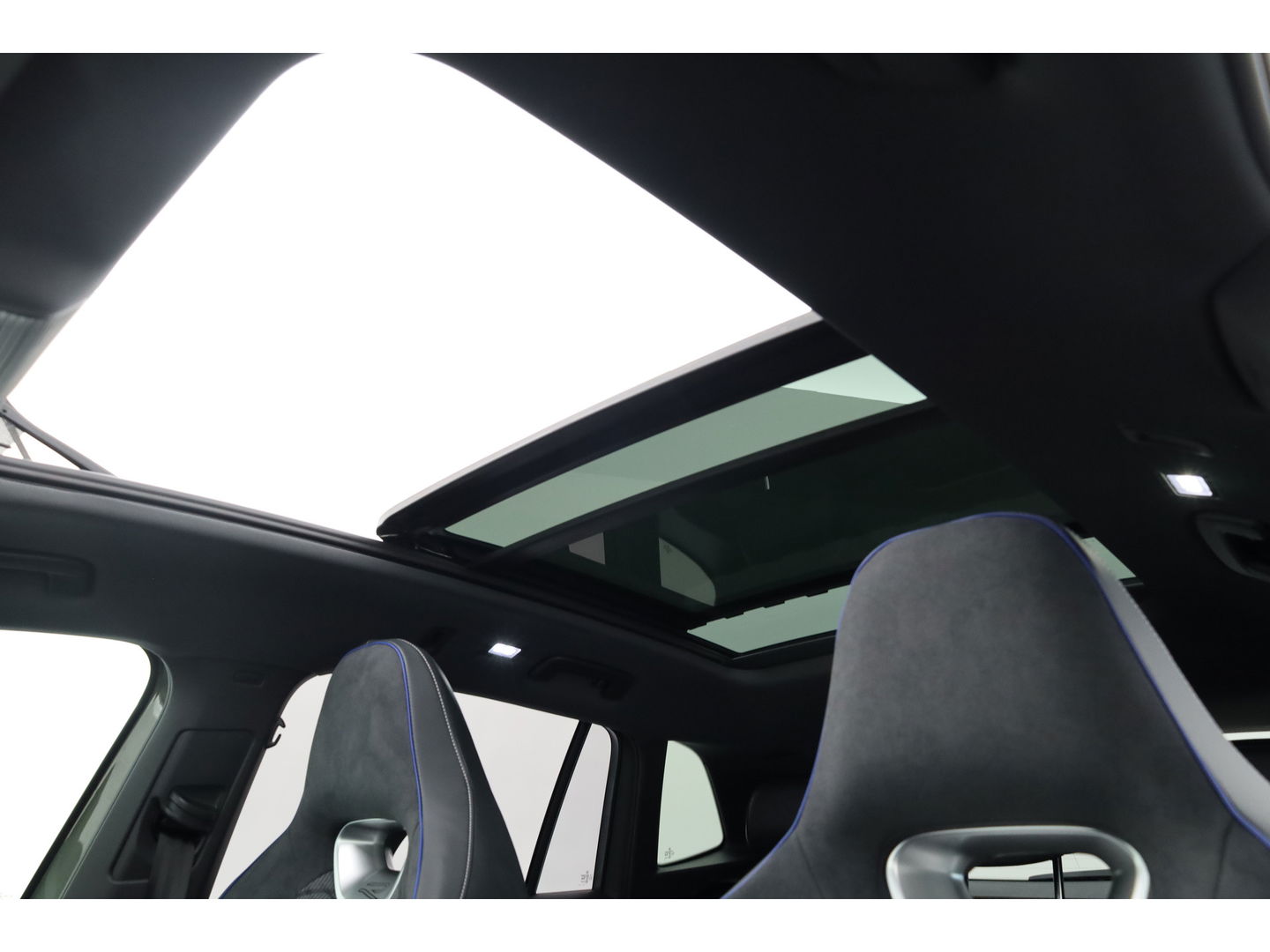 Volkswagen Tiguan 1.5 eHybrid R-Line Black Style | Pano | Massage | Adapt. Cruise | IQ. Light | Camera | Keyless | CarPlay