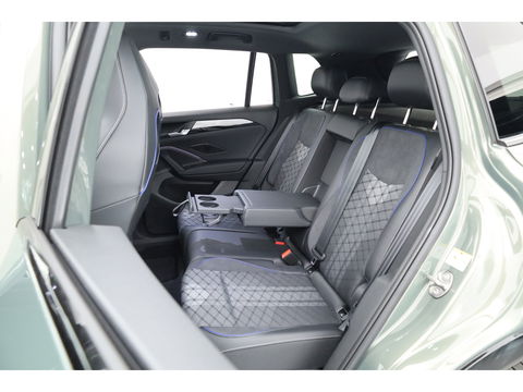Volkswagen Tiguan 1.5 eHybrid R-Line Black Style | Pano | Massage | Adapt. Cruise | IQ. Light | Camera | Keyless | CarPlay