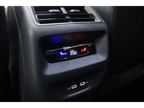 Volkswagen Tiguan 1.5 eHybrid R-Line Black Style | Pano | Massage | Adapt. Cruise | IQ. Light | Camera | Keyless | CarPlay