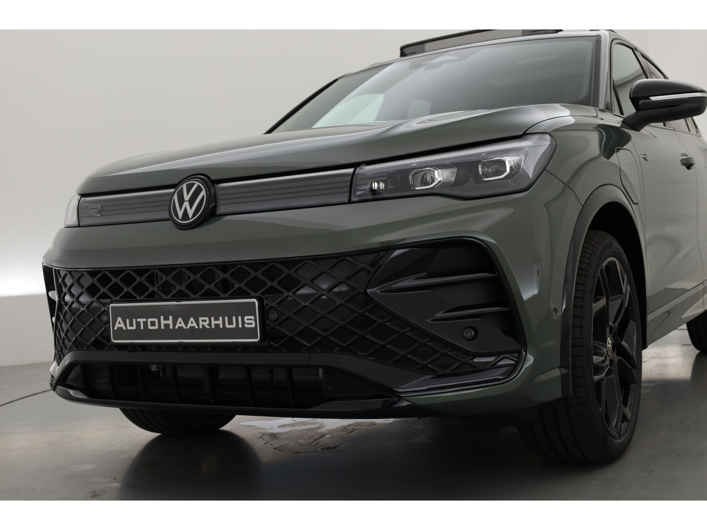 Volkswagen Tiguan 1.5 eHybrid R-Line Black Style | Pano | Massage | Adapt. Cruise | IQ. Light | Camera | Keyless | CarPlay