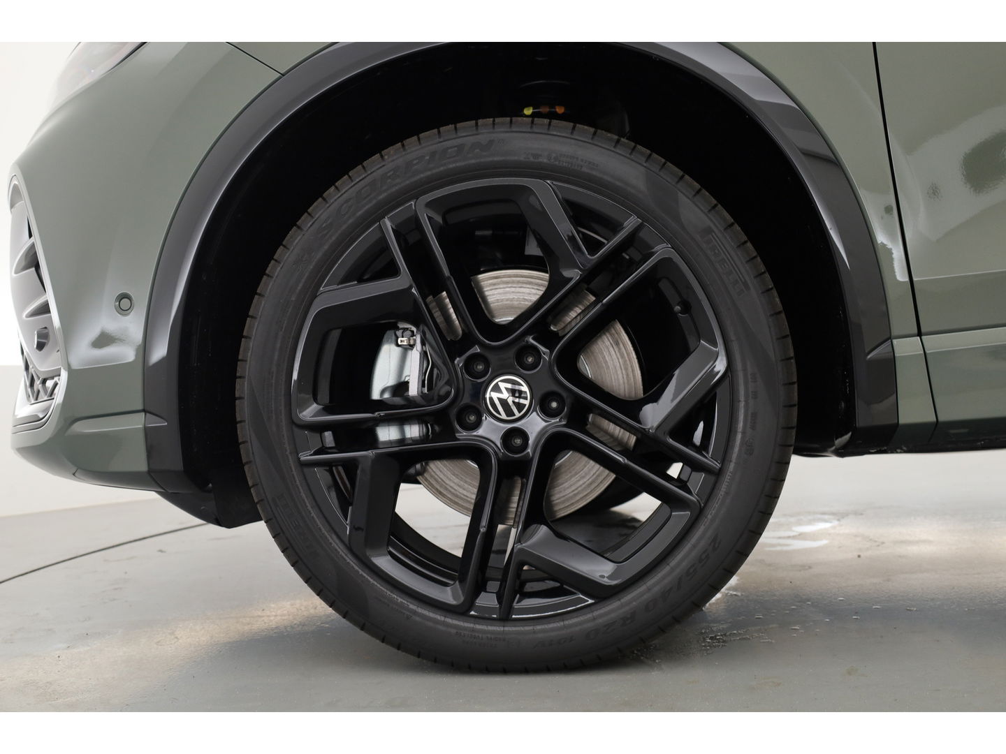 Volkswagen Tiguan 1.5 eHybrid R-Line Black Style | Pano | Massage | Adapt. Cruise | IQ. Light | Camera | Keyless | CarPlay