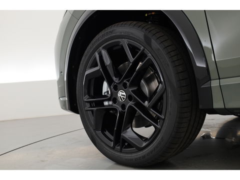 Volkswagen Tiguan 1.5 eHybrid R-Line Black Style | Pano | Massage | Adapt. Cruise | IQ. Light | Camera | Keyless | CarPlay