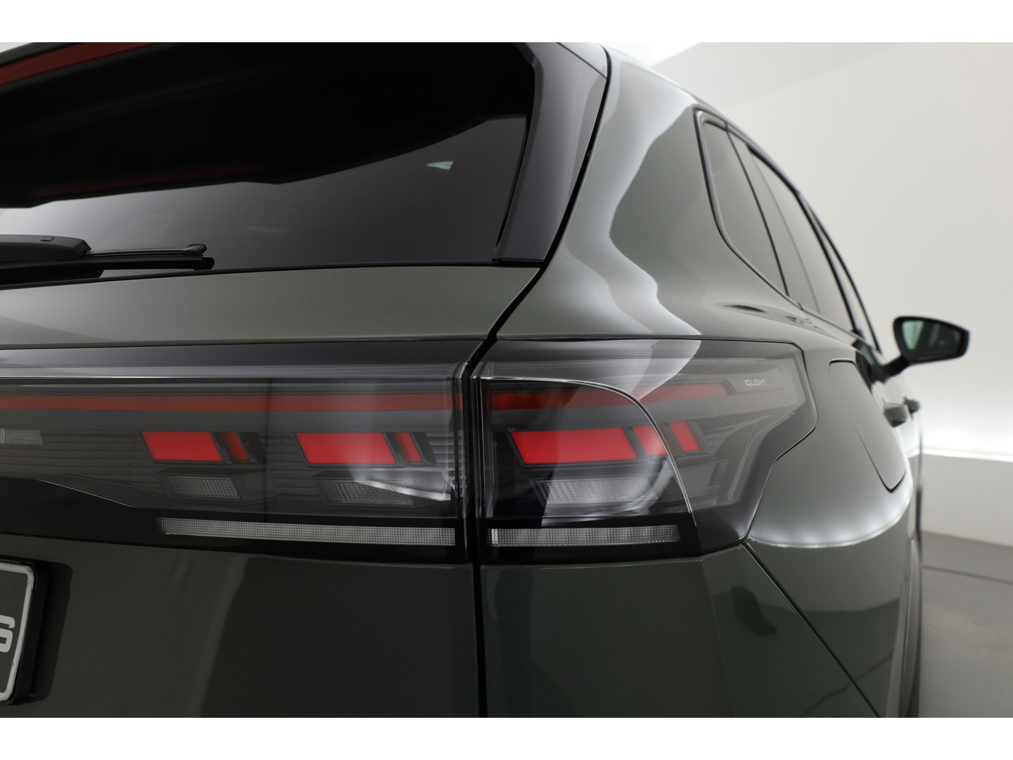 Volkswagen Tiguan 1.5 eHybrid R-Line Black Style | Pano | Massage | Adapt. Cruise | IQ. Light | Camera | Keyless | CarPlay