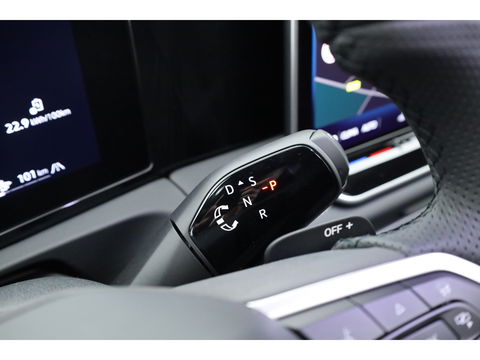 Volkswagen Tiguan 1.5 eHybrid R-Line Black Style | Pano | Massage | Adapt. Cruise | IQ. Light | Camera | Keyless | CarPlay