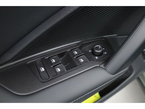 Volkswagen Tiguan 1.5 eHybrid R-Line Black Style | Pano | Massage | Adapt. Cruise | IQ. Light | Camera | Keyless | CarPlay