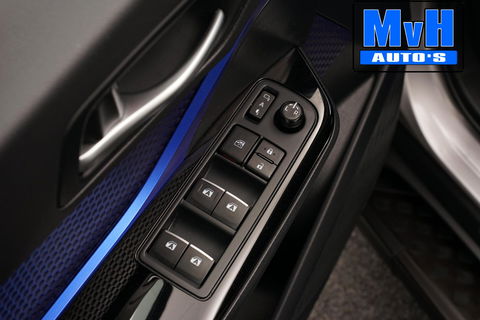 Toyota C-HR 1.8 Hybrid Bi-Tone|LUXE!|TREEPLANKEN|LED|JBL|NAP