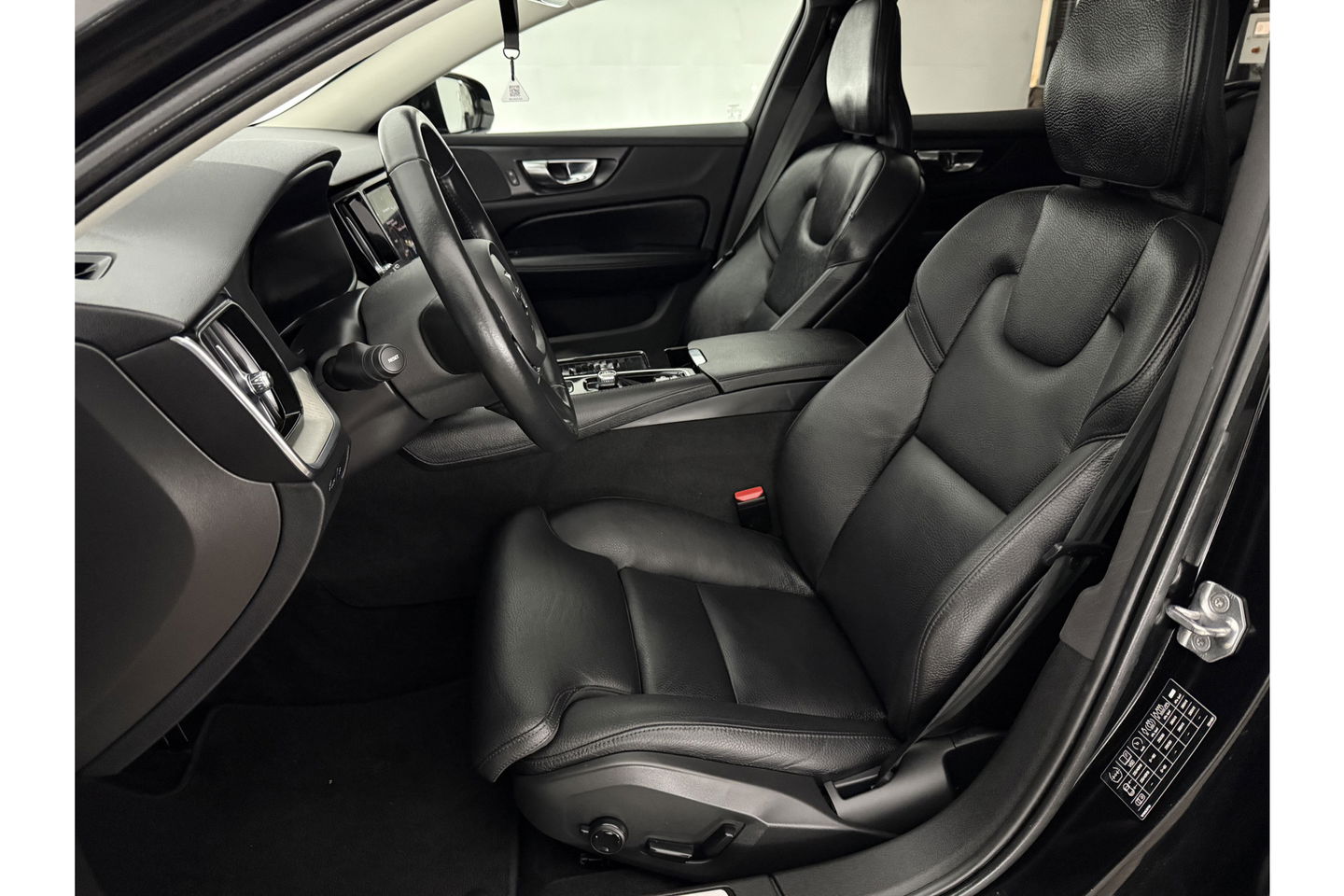 Volvo V60 T6 Recharge 291PK Inscription | LED | Camera | Trekhaak | Carplay | Virtual Cockpit | Memory seats