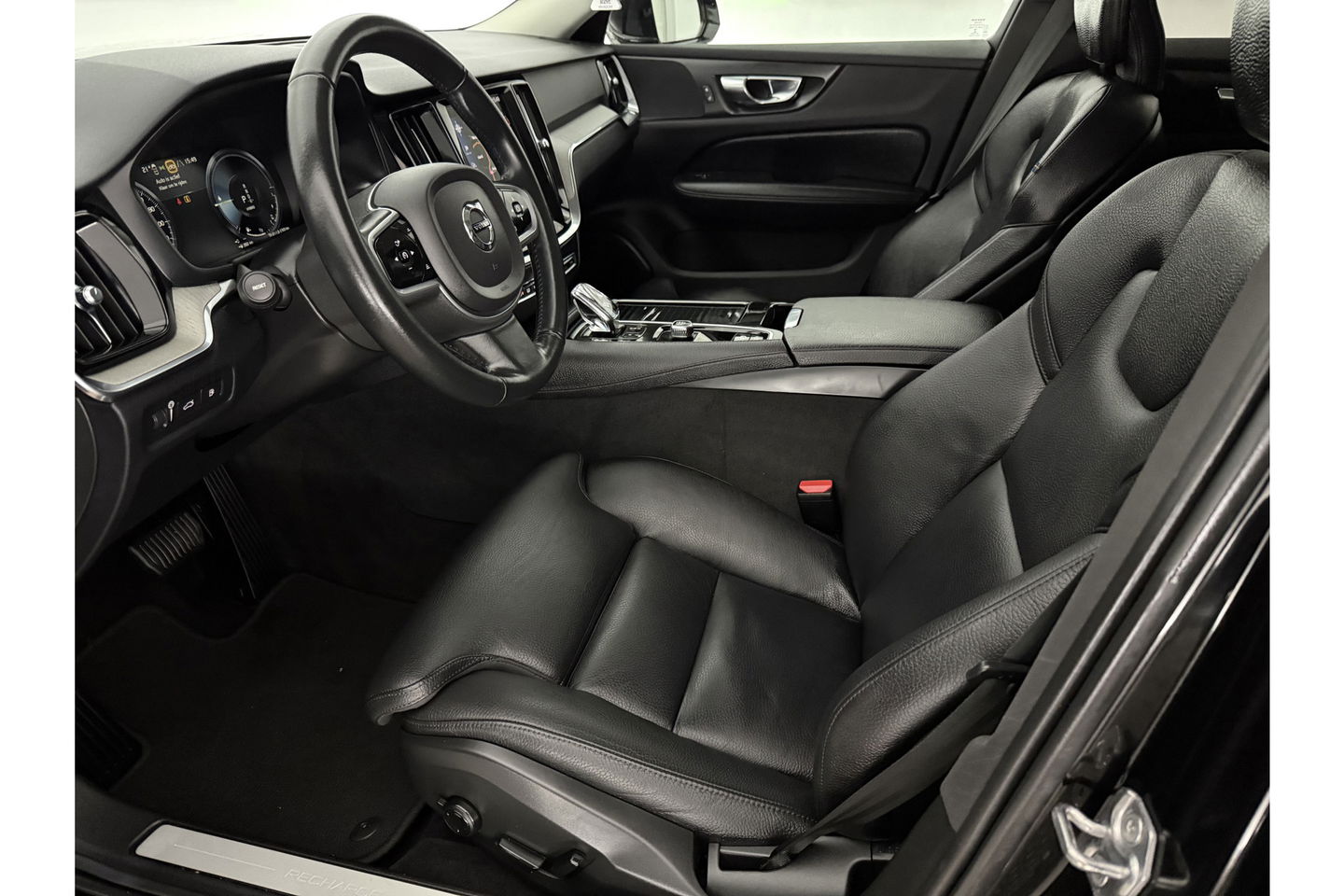 Volvo V60 T6 Recharge 291PK Inscription | LED | Camera | Trekhaak | Carplay | Virtual Cockpit | Memory seats