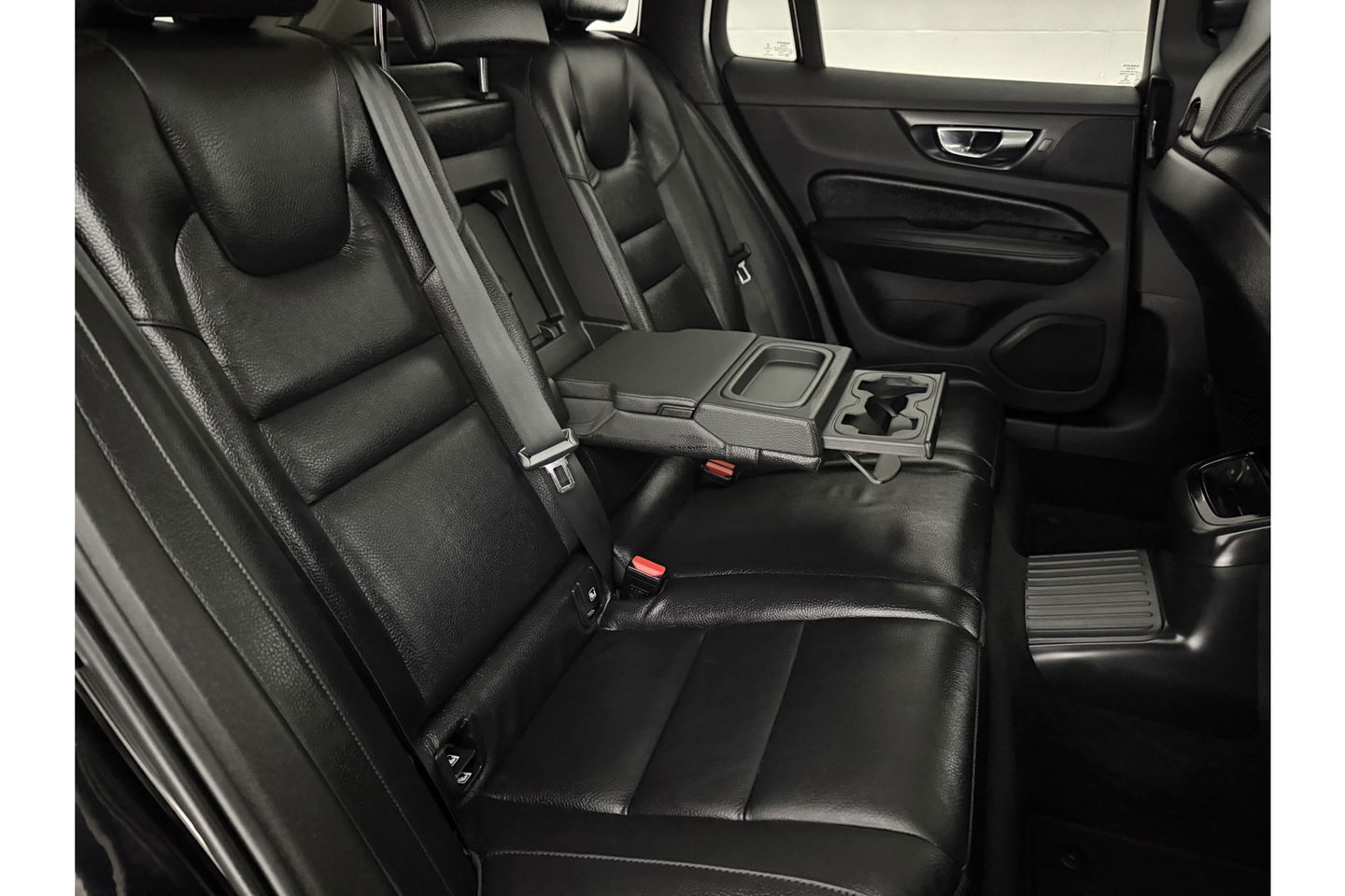 Volvo V60 T6 Recharge 291PK Inscription | LED | Camera | Trekhaak | Carplay | Virtual Cockpit | Memory seats