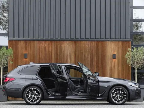 BMW 5 Serie touring 530e 292PK X-drive / M-Sport / Laser / 2022 / Pano / Head-Up