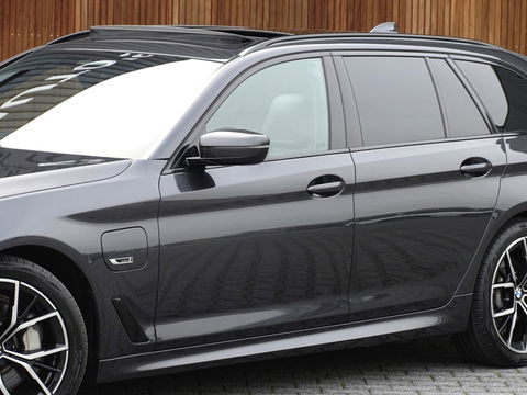 BMW 5 Serie touring 530e 292PK X-drive / M-Sport / Laser / 2022 / Pano / Head-Up
