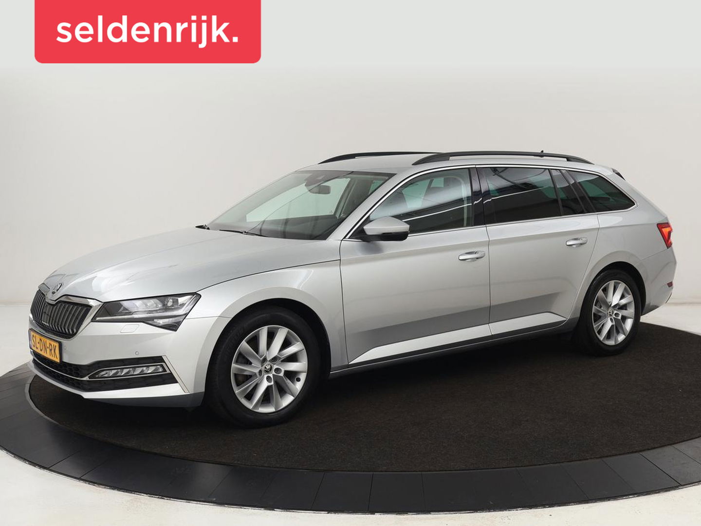 Škoda Superb Combi 1.4 TSI iV Business Edition | Automaat | Climate control | Adaptive control | LED | Stoelverwarming | Camera | Navigatie | Carplay | PHEV