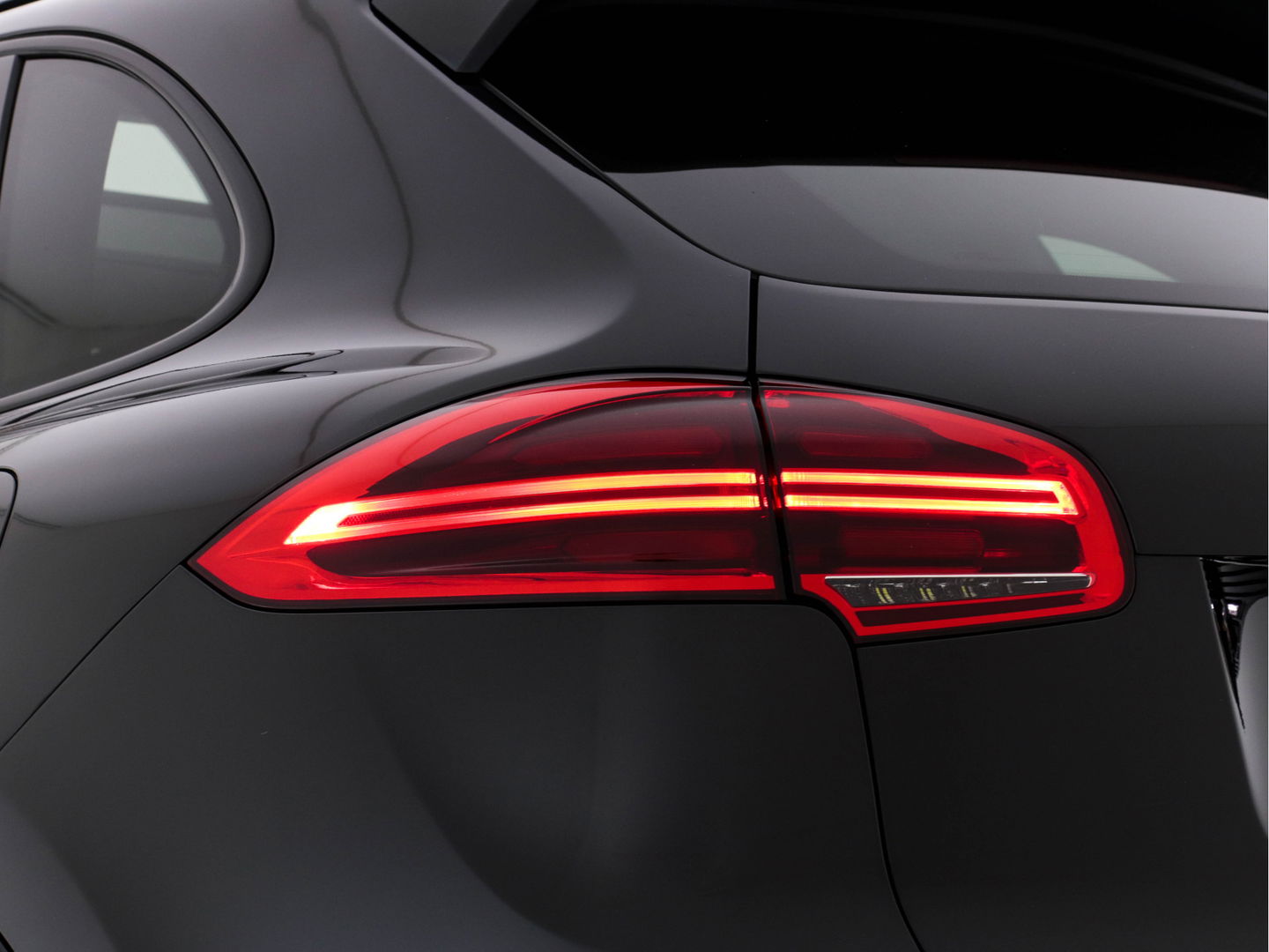 Porsche Cayenne 3.0 S E-Hybrid (INCL-BTW) *PANO | LUXURY-LEATHER | BI-XENON | BOSE-SOUND | MEMORY-PACK | HEATED-COMFORTSEATS | PRIVACY-GLASS | CAMERA | NAVI-FULLMAP | ECC | PDC | CRUISE | 21''ALU*
