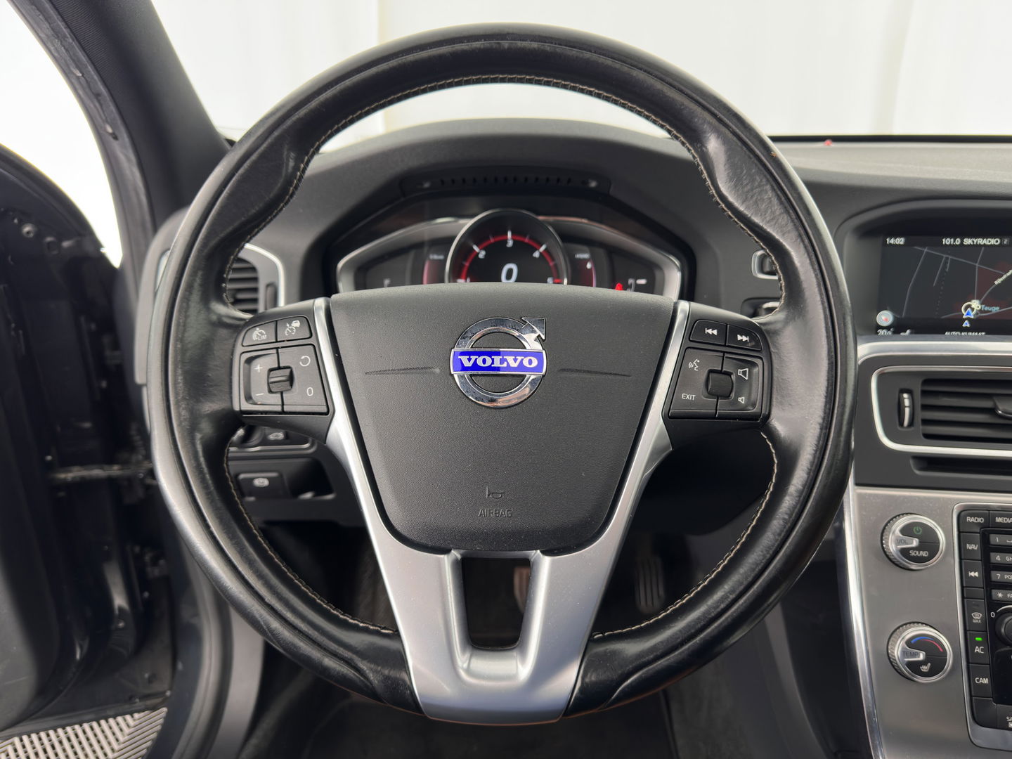Volvo V60 2.4 D6 AWD Plug-In Hybrid Summum Aut. *PANO | LUXURY-LEATHER | BI-XENON | ADAPTIVE-CRUISE | BLINDSPOT | MEMORY-PACK | HEATED-SPORTSEATS | NAVI-FULLMAP | CAMERA | ECC | PDC | TOWBAR | 18''ALU*
