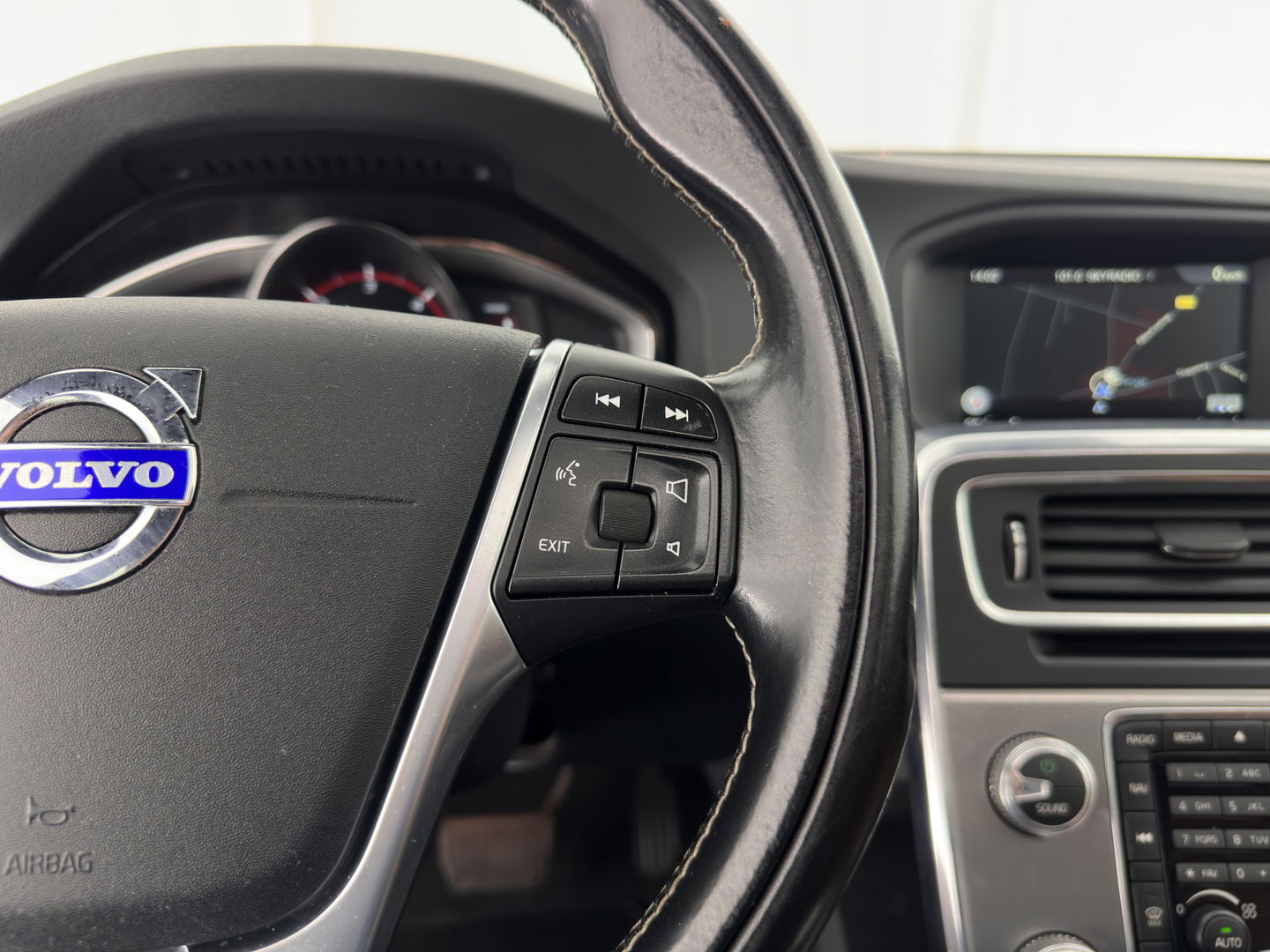Volvo V60 2.4 D6 AWD Plug-In Hybrid Summum Aut. *PANO | LUXURY-LEATHER | BI-XENON | ADAPTIVE-CRUISE | BLINDSPOT | MEMORY-PACK | HEATED-SPORTSEATS | NAVI-FULLMAP | CAMERA | ECC | PDC | TOWBAR | 18''ALU*