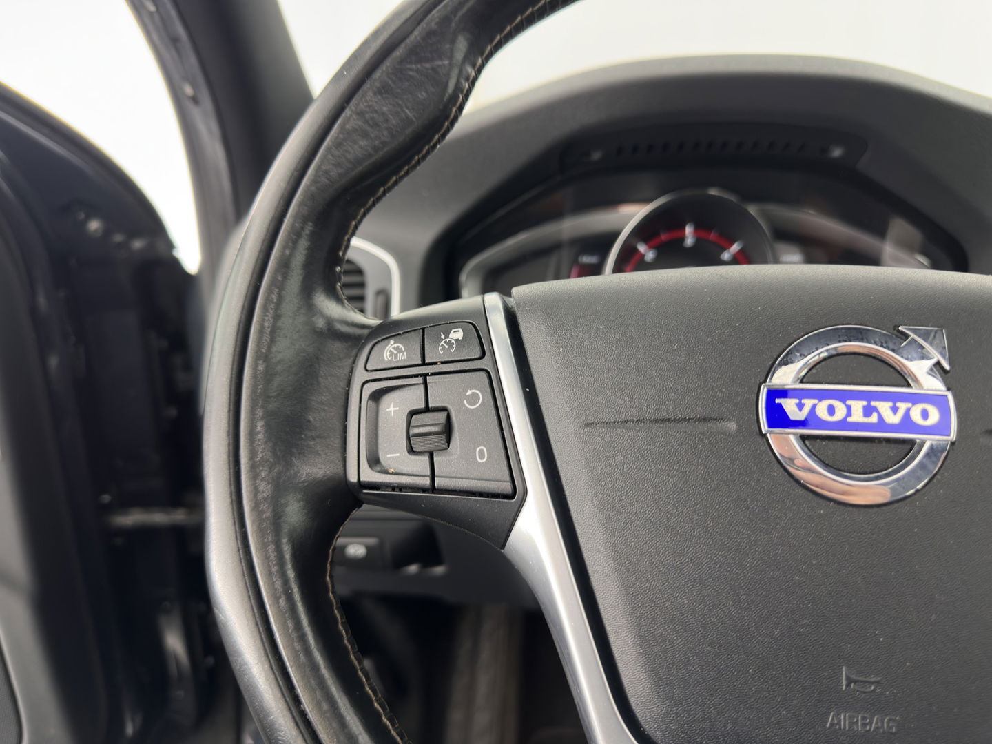 Volvo V60 2.4 D6 AWD Plug-In Hybrid Summum Aut. *PANO | LUXURY-LEATHER | BI-XENON | ADAPTIVE-CRUISE | BLINDSPOT | MEMORY-PACK | HEATED-SPORTSEATS | NAVI-FULLMAP | CAMERA | ECC | PDC | TOWBAR | 18''ALU*