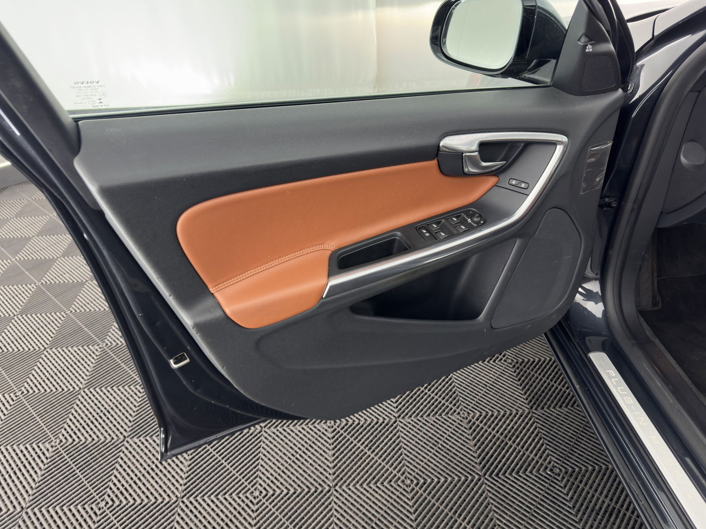 Volvo V60 2.4 D6 AWD Plug-In Hybrid Summum Aut. *PANO | LUXURY-LEATHER | BI-XENON | ADAPTIVE-CRUISE | BLINDSPOT | MEMORY-PACK | HEATED-SPORTSEATS | NAVI-FULLMAP | CAMERA | ECC | PDC | TOWBAR | 18''ALU*