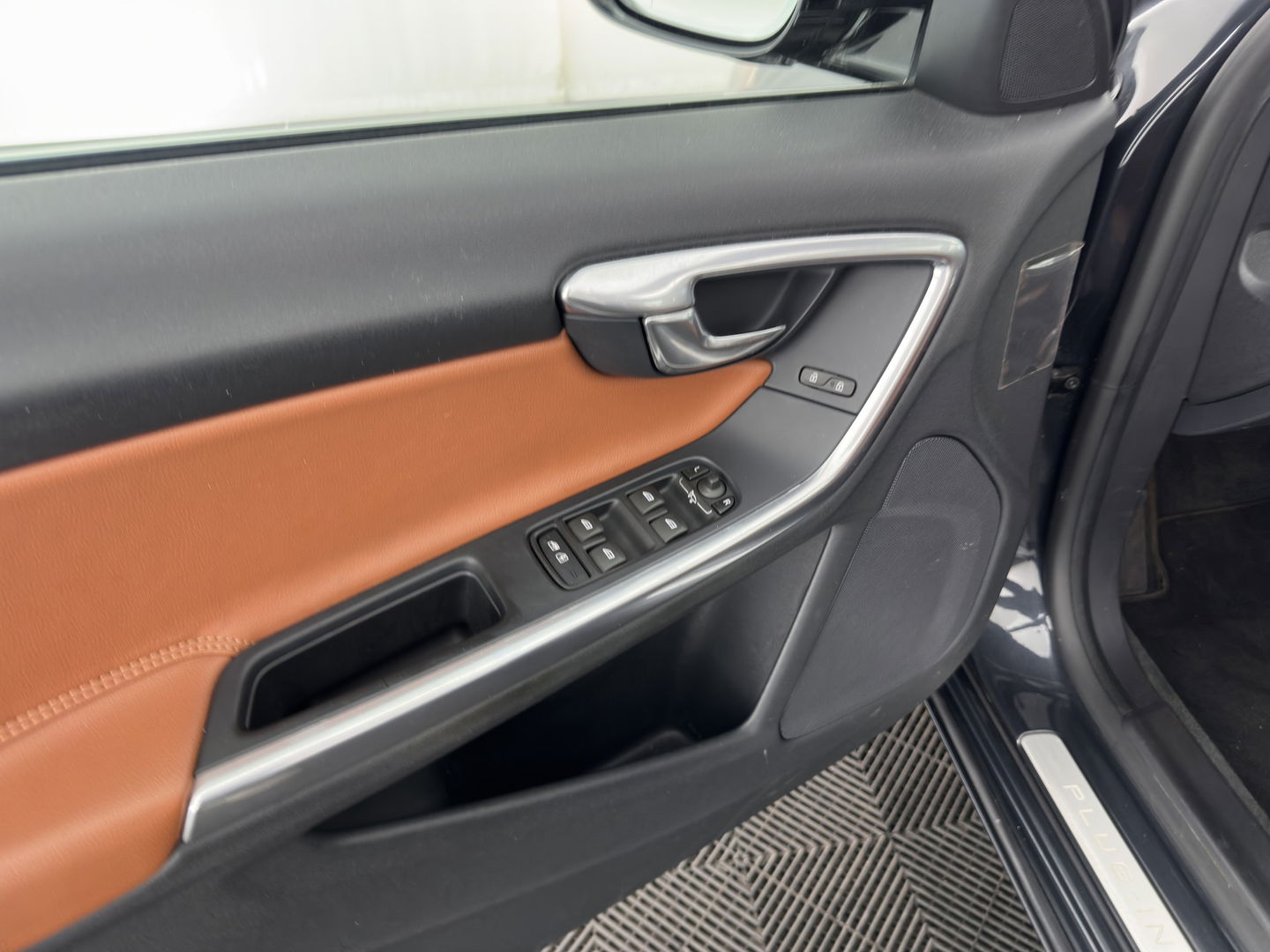 Volvo V60 2.4 D6 AWD Plug-In Hybrid Summum Aut. *PANO | LUXURY-LEATHER | BI-XENON | ADAPTIVE-CRUISE | BLINDSPOT | MEMORY-PACK | HEATED-SPORTSEATS | NAVI-FULLMAP | CAMERA | ECC | PDC | TOWBAR | 18''ALU*