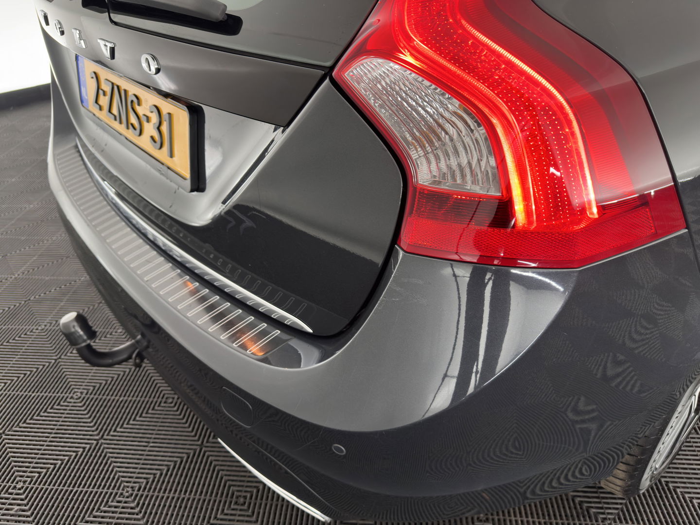 Volvo V60 2.4 D6 AWD Plug-In Hybrid Summum Aut. *PANO | LUXURY-LEATHER | BI-XENON | ADAPTIVE-CRUISE | BLINDSPOT | MEMORY-PACK | HEATED-SPORTSEATS | NAVI-FULLMAP | CAMERA | ECC | PDC | TOWBAR | 18''ALU*
