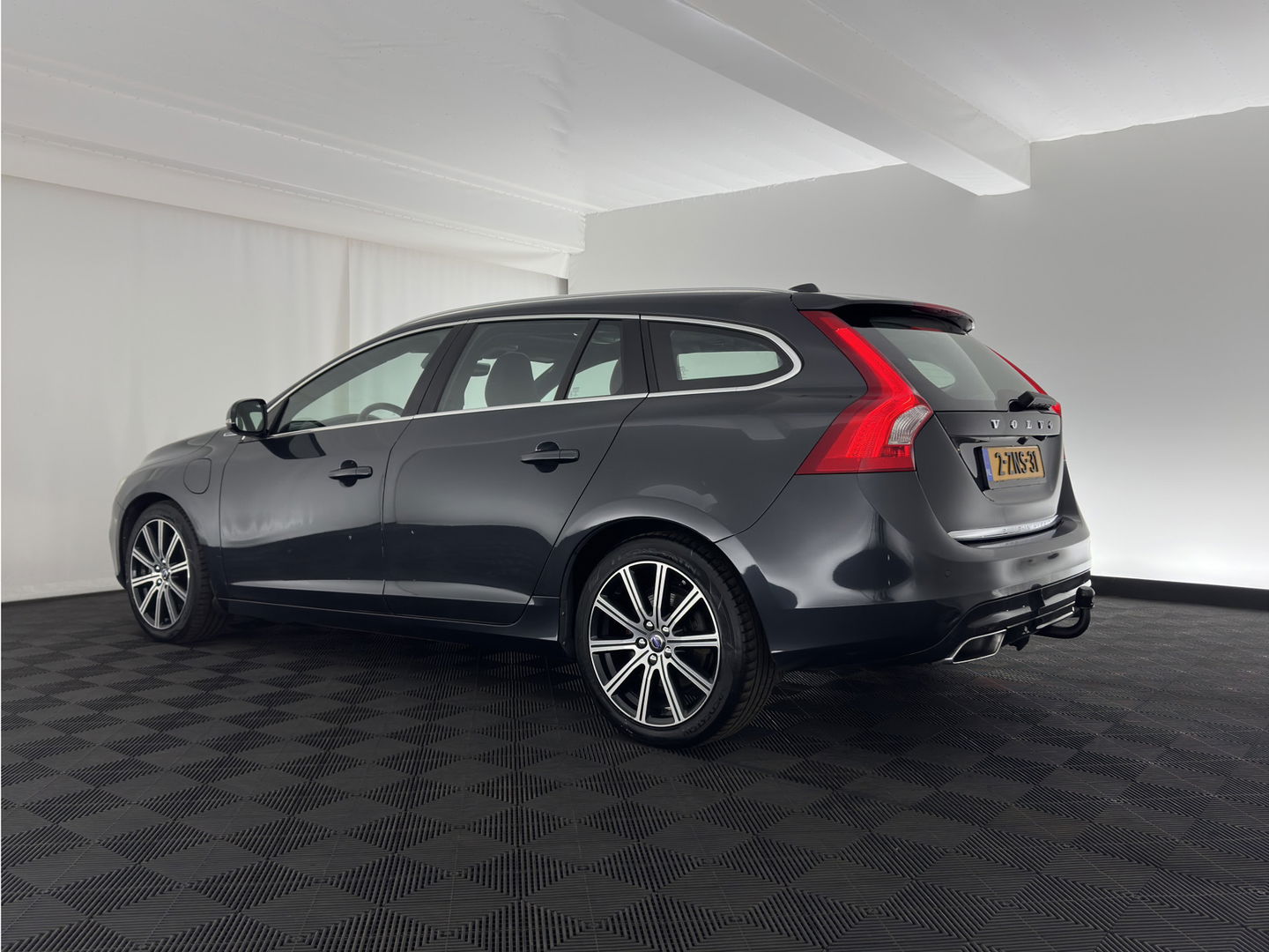 Volvo V60 2.4 D6 AWD Plug-In Hybrid Summum Aut. *PANO | LUXURY-LEATHER | BI-XENON | ADAPTIVE-CRUISE | BLINDSPOT | MEMORY-PACK | HEATED-SPORTSEATS | NAVI-FULLMAP | CAMERA | ECC | PDC | TOWBAR | 18''ALU*