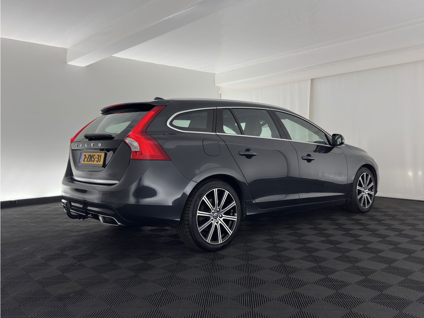 Volvo V60 2.4 D6 AWD Plug-In Hybrid Summum Aut. *PANO | LUXURY-LEATHER | BI-XENON | ADAPTIVE-CRUISE | BLINDSPOT | MEMORY-PACK | HEATED-SPORTSEATS | NAVI-FULLMAP | CAMERA | ECC | PDC | TOWBAR | 18''ALU*