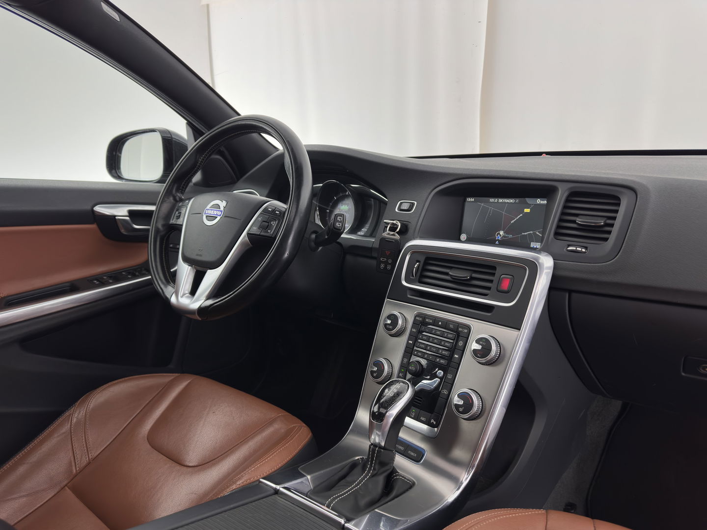 Volvo V60 2.4 D6 AWD Plug-In Hybrid Summum Aut. *PANO | LUXURY-LEATHER | BI-XENON | ADAPTIVE-CRUISE | BLINDSPOT | MEMORY-PACK | HEATED-SPORTSEATS | NAVI-FULLMAP | CAMERA | ECC | PDC | TOWBAR | 18''ALU*
