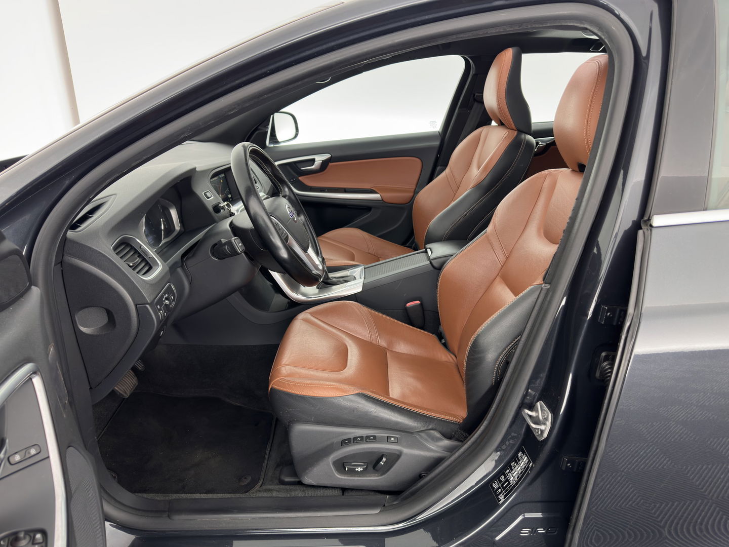Volvo V60 2.4 D6 AWD Plug-In Hybrid Summum Aut. *PANO | LUXURY-LEATHER | BI-XENON | ADAPTIVE-CRUISE | BLINDSPOT | MEMORY-PACK | HEATED-SPORTSEATS | NAVI-FULLMAP | CAMERA | ECC | PDC | TOWBAR | 18''ALU*