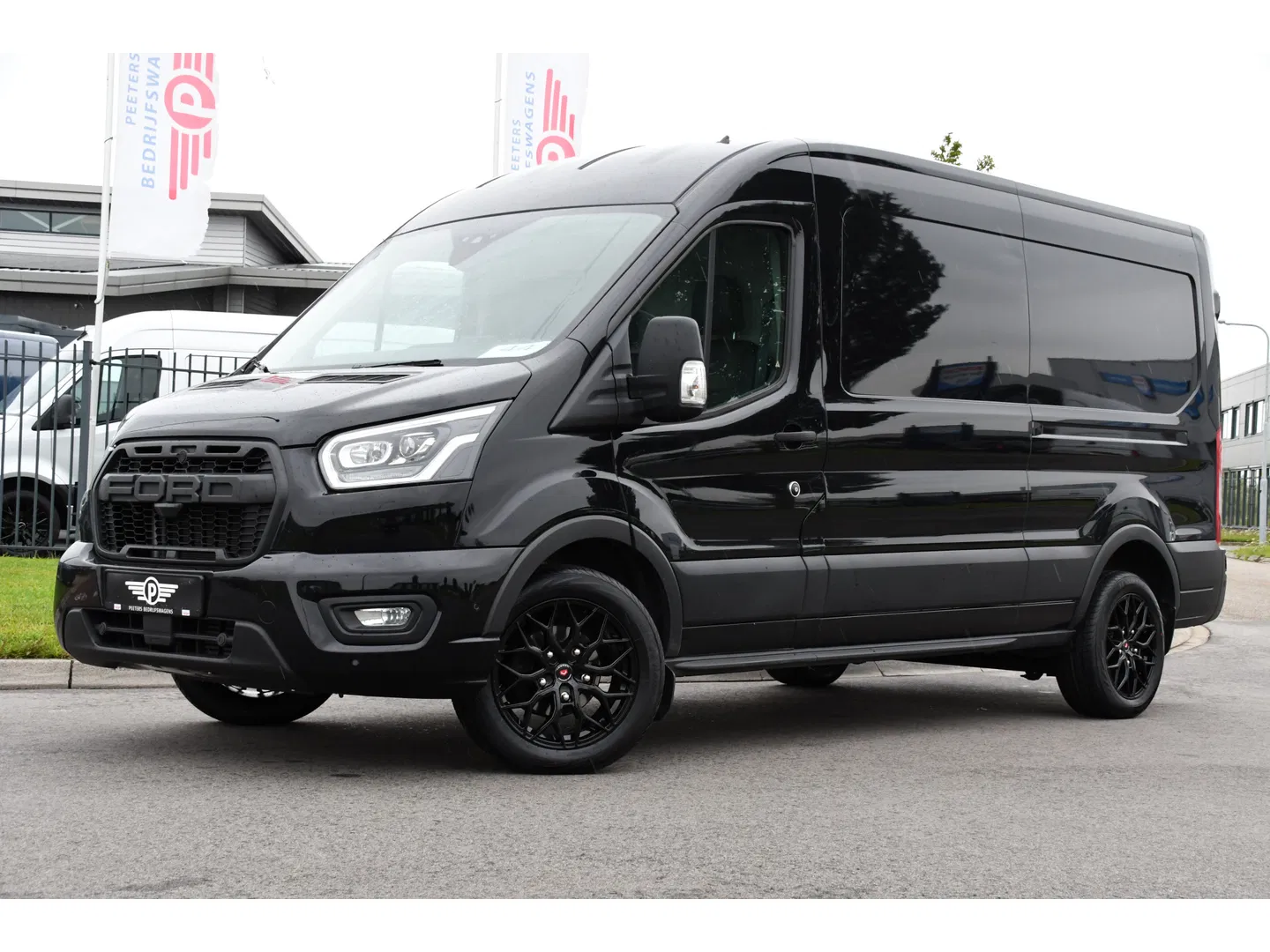 Ford Transit 350 2.0 TDCI L3H2 Black Edition Camera, Cruise, Carplay, 185pk, Xenon, Multimedia, Automaat, Trekhaak, Sensoren, Uniek!