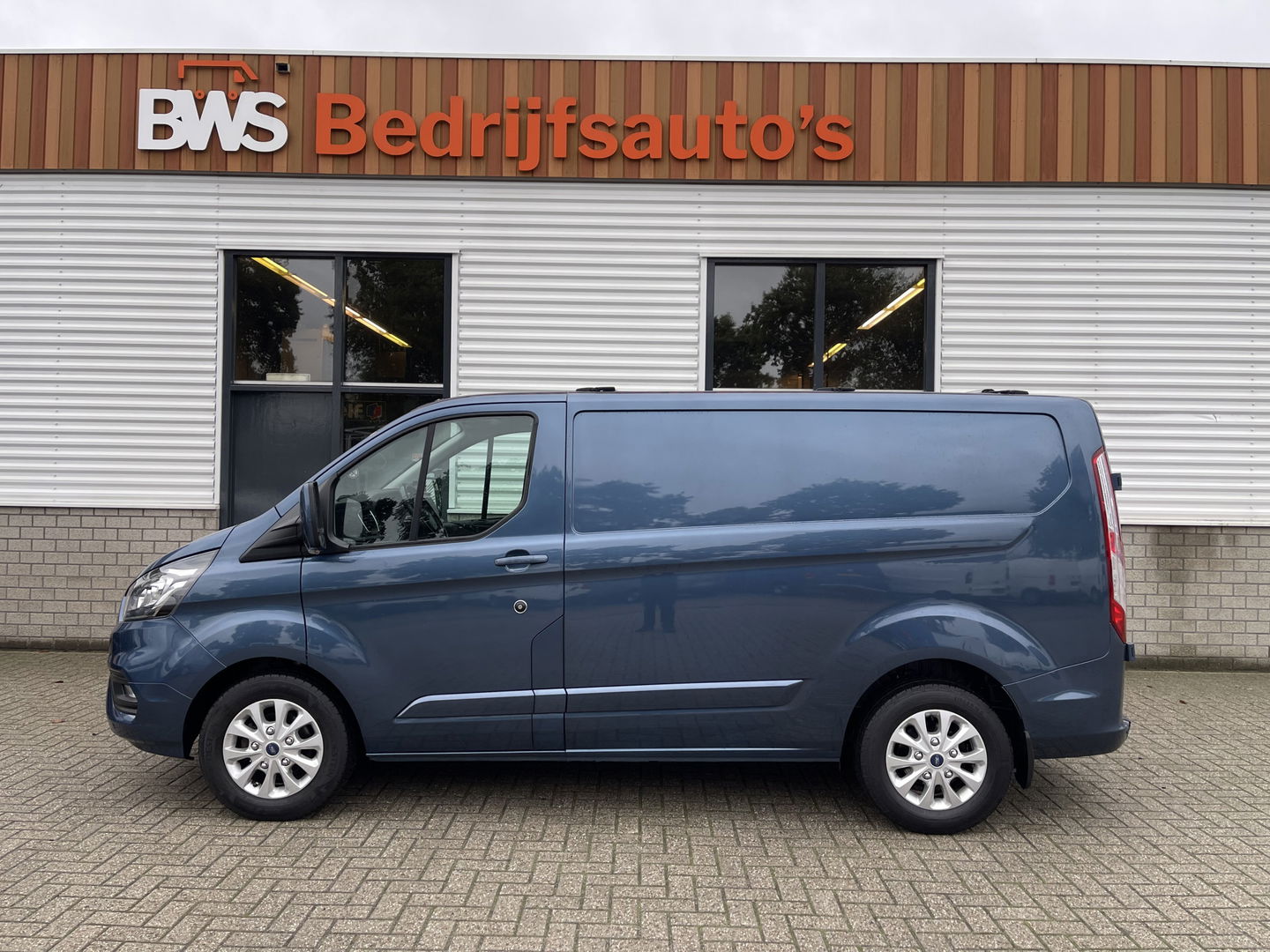 Ford Transit Custom 280 2.0 TDCI 130pk automaat L1H1 Limited / vaste prijs rijklaar € 17.950 ex btw / lease vanaf € 302 / airco / cruise / navi / camera / stoelverwarming / trekhaak !