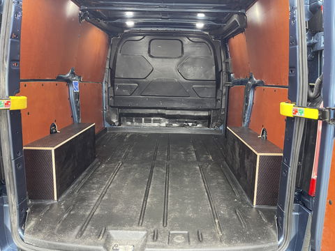 Ford Transit Custom 280 2.0 TDCI 130pk automaat L1H1 Limited / vaste prijs rijklaar € 17.950 ex btw / lease vanaf € 302 / airco / cruise / navi / camera / stoelverwarming / trekhaak !
