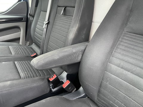 Ford Transit Custom 280 2.0 TDCI 130pk automaat L1H1 Limited / vaste prijs rijklaar € 17.950 ex btw / lease vanaf € 302 / airco / cruise / navi / camera / stoelverwarming / trekhaak !