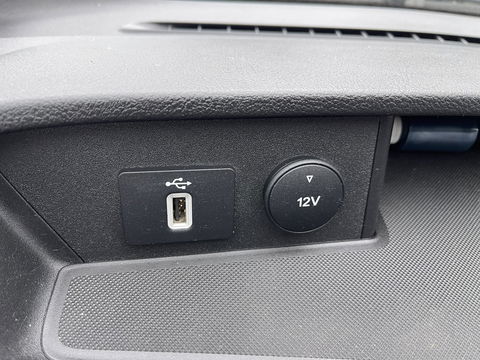 Ford Transit Custom 280 2.0 TDCI 130pk automaat L1H1 Limited / vaste prijs rijklaar € 17.950 ex btw / lease vanaf € 302 / airco / cruise / navi / camera / stoelverwarming / trekhaak !