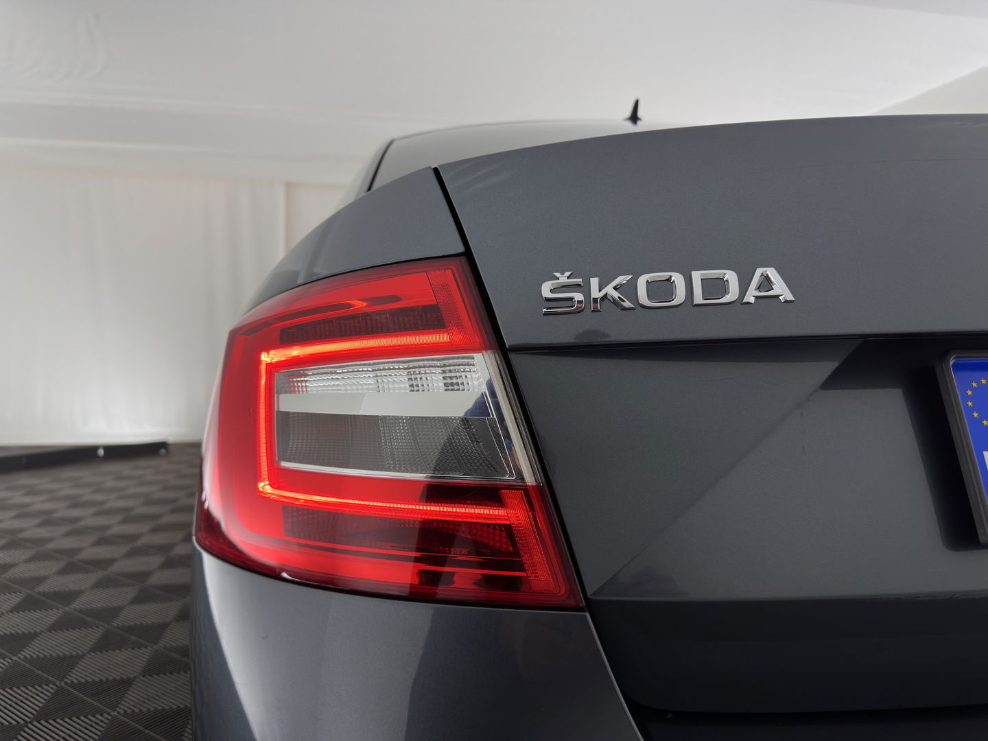 Škoda Octavia 1.6 TDI Greentech Ambition Business *LEATHER-FABRIC | NAVI-FULLMAP | HEATED-COMFORTSEATS | ECC | TOWBAR | PRIVACY-GLASS | PARKPILOT | CRUISE | 16''ALU *