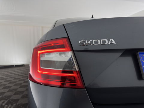 Škoda Octavia 1.6 TDI Greentech Ambition Business *LEATHER-FABRIC | NAVI-FULLMAP | HEATED-COMFORTSEATS | ECC | TOWBAR | PRIVACY-GLASS | PARKPILOT | CRUISE | 16''ALU *