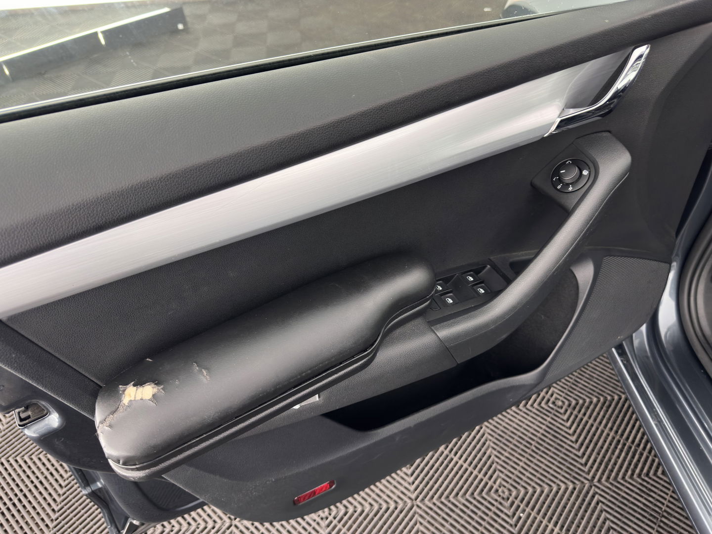 Škoda Octavia 1.6 TDI Greentech Ambition Business *LEATHER-FABRIC | NAVI-FULLMAP | HEATED-COMFORTSEATS | ECC | TOWBAR | PRIVACY-GLASS | PARKPILOT | CRUISE | 16''ALU *