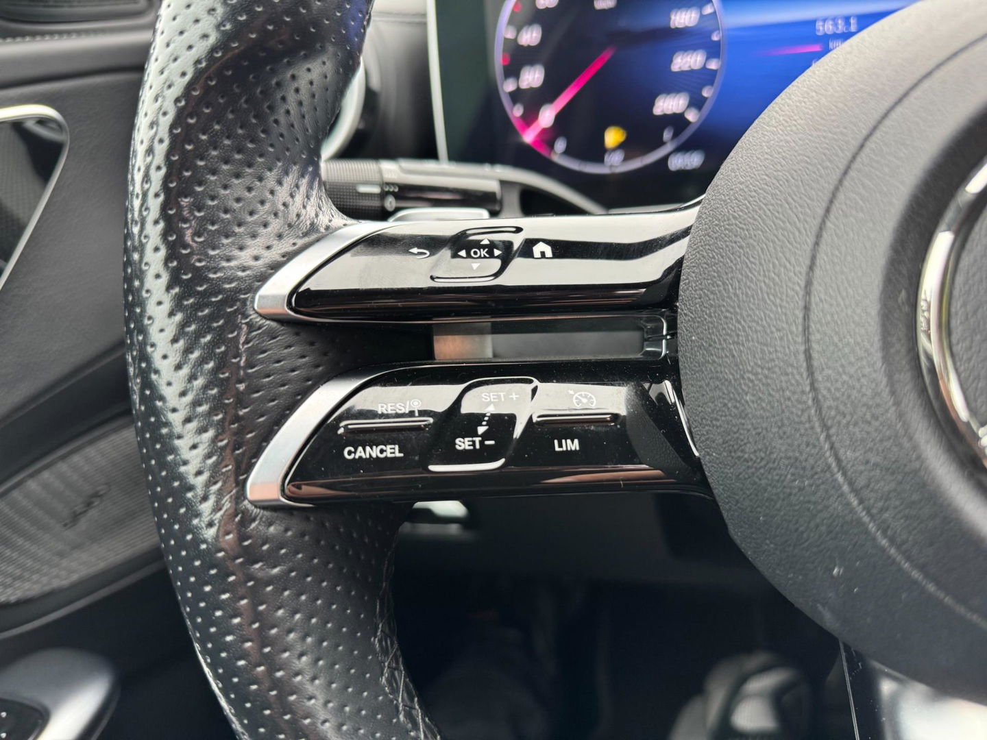 Mercedes-Benz C-Klasse 200 Launch Edition AMG Line Panorama 360 Camera