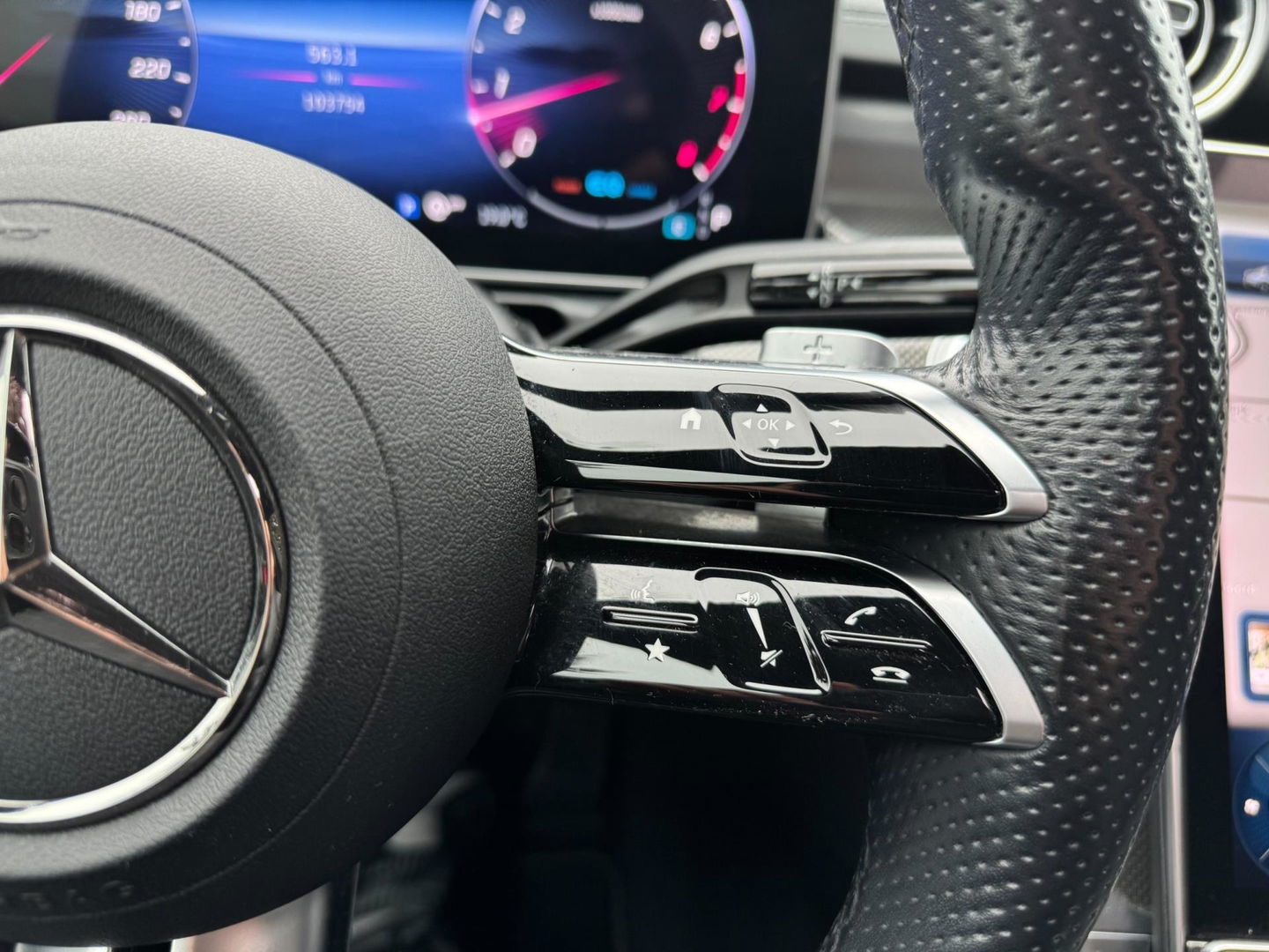 Mercedes-Benz C-Klasse 200 Launch Edition AMG Line Panorama 360 Camera