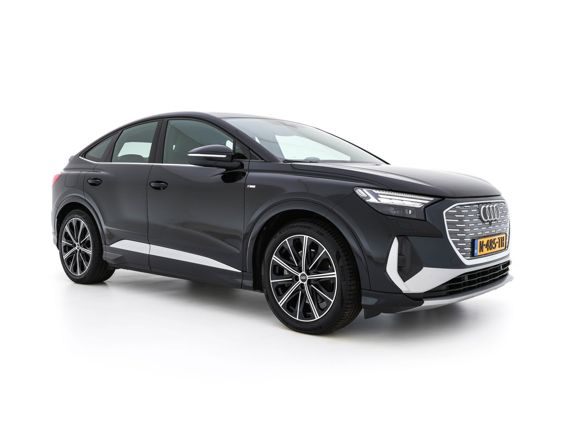 Audi Q4 Sportback e-tron 40 S-Line Edition 77 kWh [ 3-Fase ] {SOH-92%} (INCL-BTW) *HEAT-PUMP | LEATHER-FABRIC | MATRIX-LED | ADAPTIVE-CRUISE | AMBIENT-LIGHT | DIGI-COCKPIT | AUDI-SOUND | DAB+ | KEYLESS | SHIFT-PADDLES | CAMERA | HEATED-SPORTSEATS | 20''ALU*