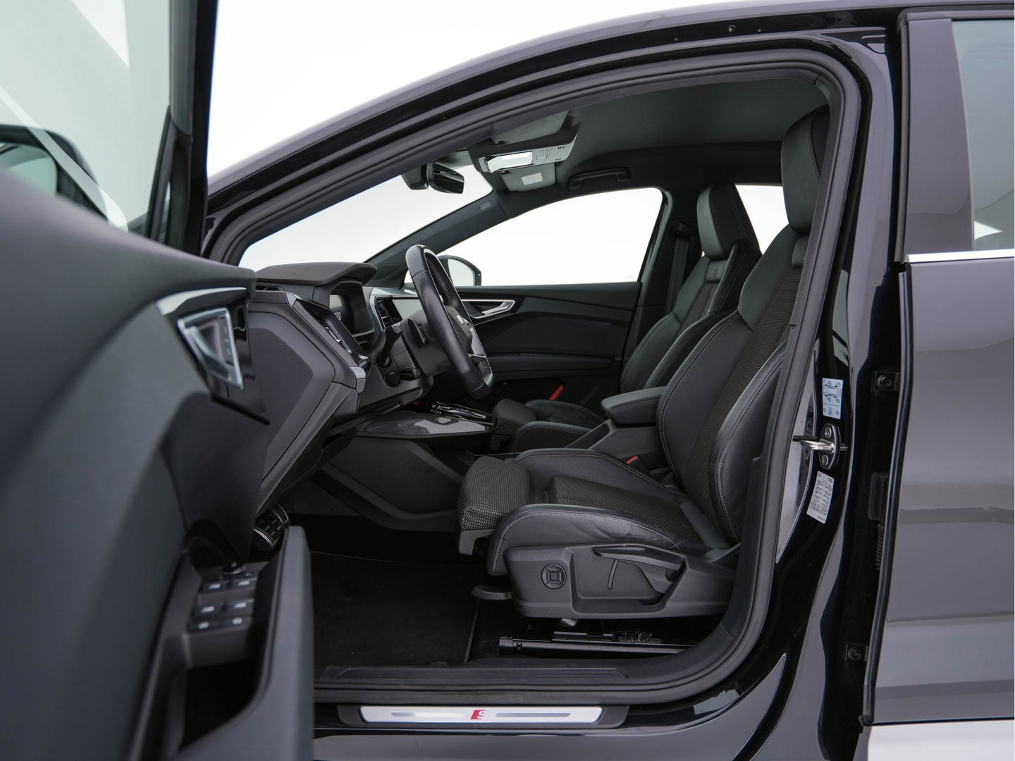 Audi Q4 Sportback e-tron 40 S-Line Edition 77 kWh [ 3-Fase ] {SOH-92%} (INCL-BTW) *HEAT-PUMP | LEATHER-FABRIC | MATRIX-LED | ADAPTIVE-CRUISE | AMBIENT-LIGHT | DIGI-COCKPIT | AUDI-SOUND | DAB+ | KEYLESS | SHIFT-PADDLES | CAMERA | HEATED-SPORTSEATS | 20''ALU*
